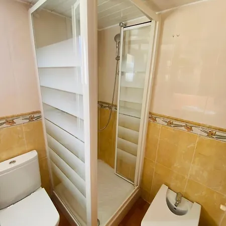 Апартаменти Piso Shic De Playa Fenals Con Terraza Y Piscina