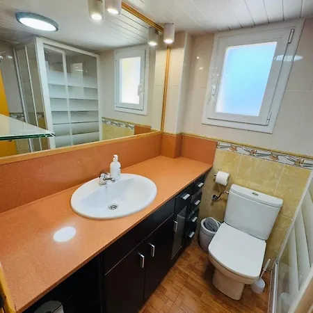 Апартаменти Piso Shic De Playa Fenals Con Terraza Y Piscina